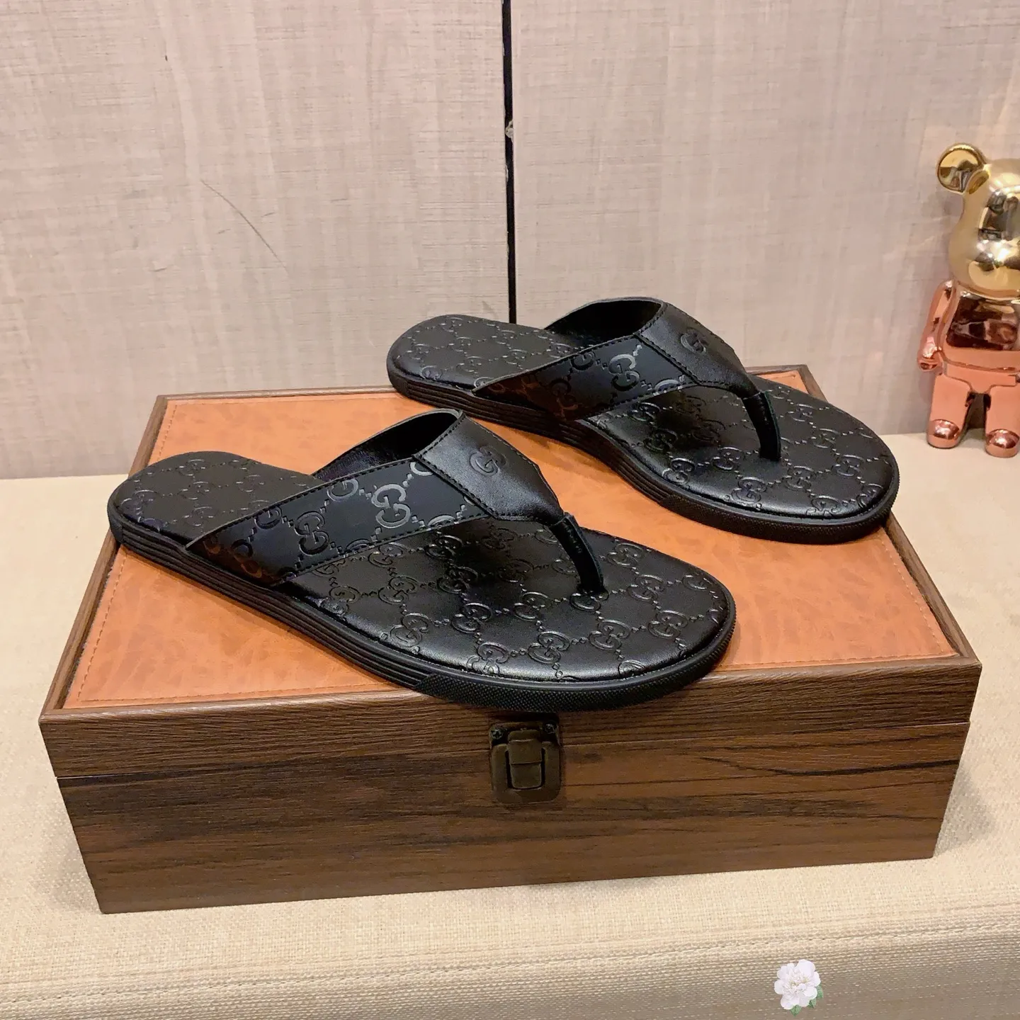 Slippers: New model: Factory price: 260💰💰🎩🎩🔥🔥《 Gucci* 》Series of slippers top purchasing agent🔍🔍Sold at the same time for men, original Italian imported webbing made of selected cowhide, exquisite workmanship,), sole: (super comfortable) original factory special sole, ⚠️exclusive double-layer movable molded sole super comfortable⚠️, real shot🎬the real thing is more beautiful🔍🔍266 regular code 38-44, can be ordered 45.